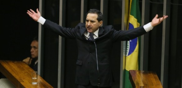 28ago2013---o-deputado-federal-natan-donadon-ex-pmdb-ro-faz-discurso-de-defesa-no-plenario-da-camara-1377734026043_615x300