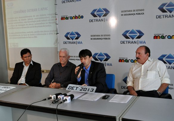Da esquerda pra Direita, Fausto Nascimento e Dom Xavier Guilles, da APAC, André Campos e Arlindo Nogueira, do Detran-MA durante apresentação dos novos itens de segurança das placas