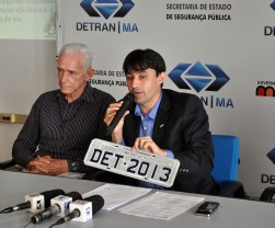 Diretor Geral do Detran-MA, André Campos apresenta itens de seguranca da nova placa que é confeccionada pela APAC, presidida pelo Dom Xavier Guilles