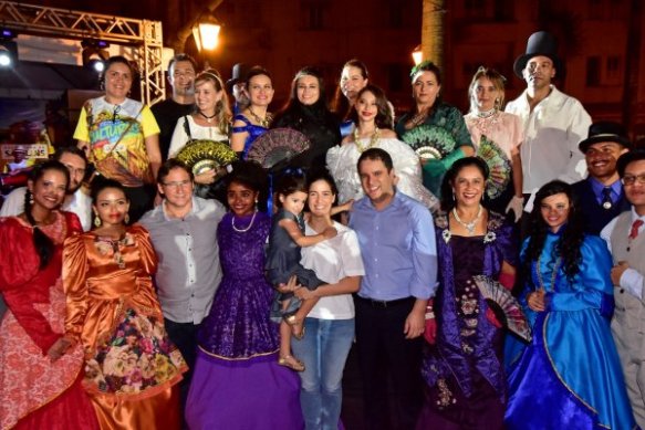 19091_prefeito_participa_sarau_praca_benedito_leite_120717_fotobaeta54