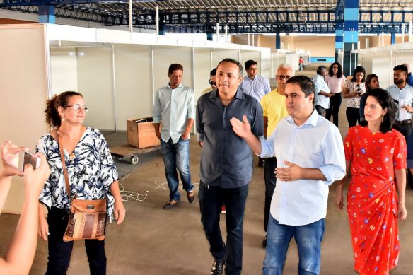 22116_prefeito_montagem_feira_livro_sebrae_131118_fotobaeta12