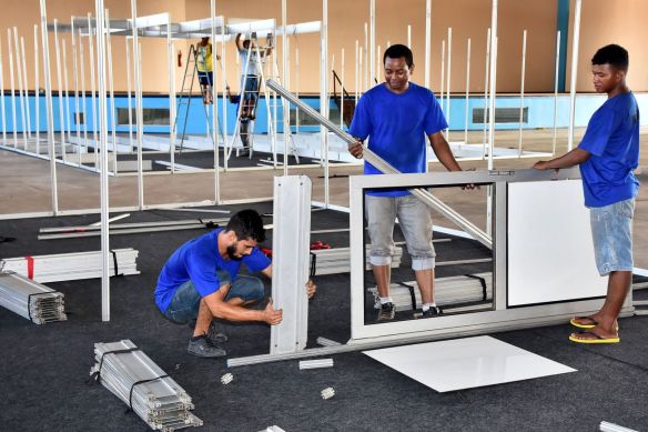 22116_prefeito_montagem_feira_livro_sebrae_131118_fotobaeta7