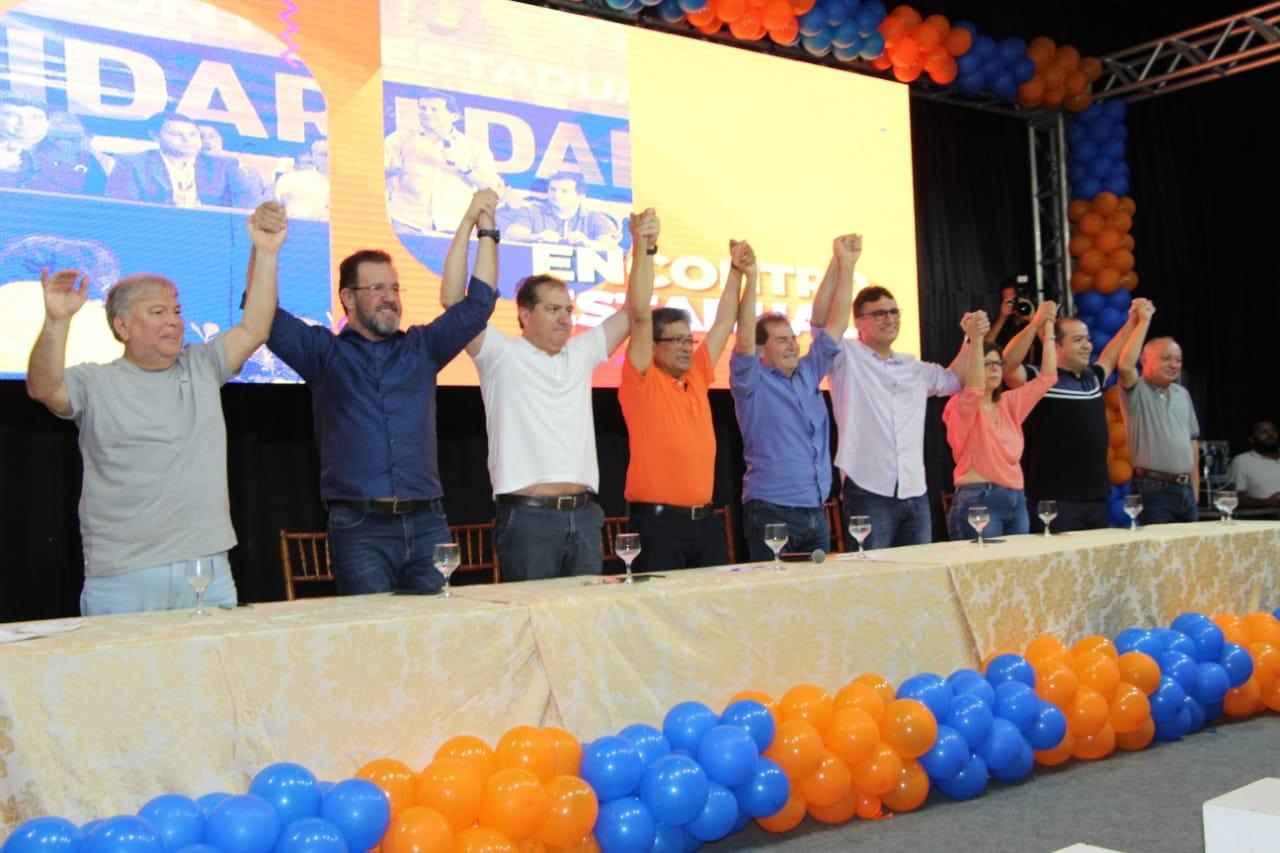 pre-cand braços levantad