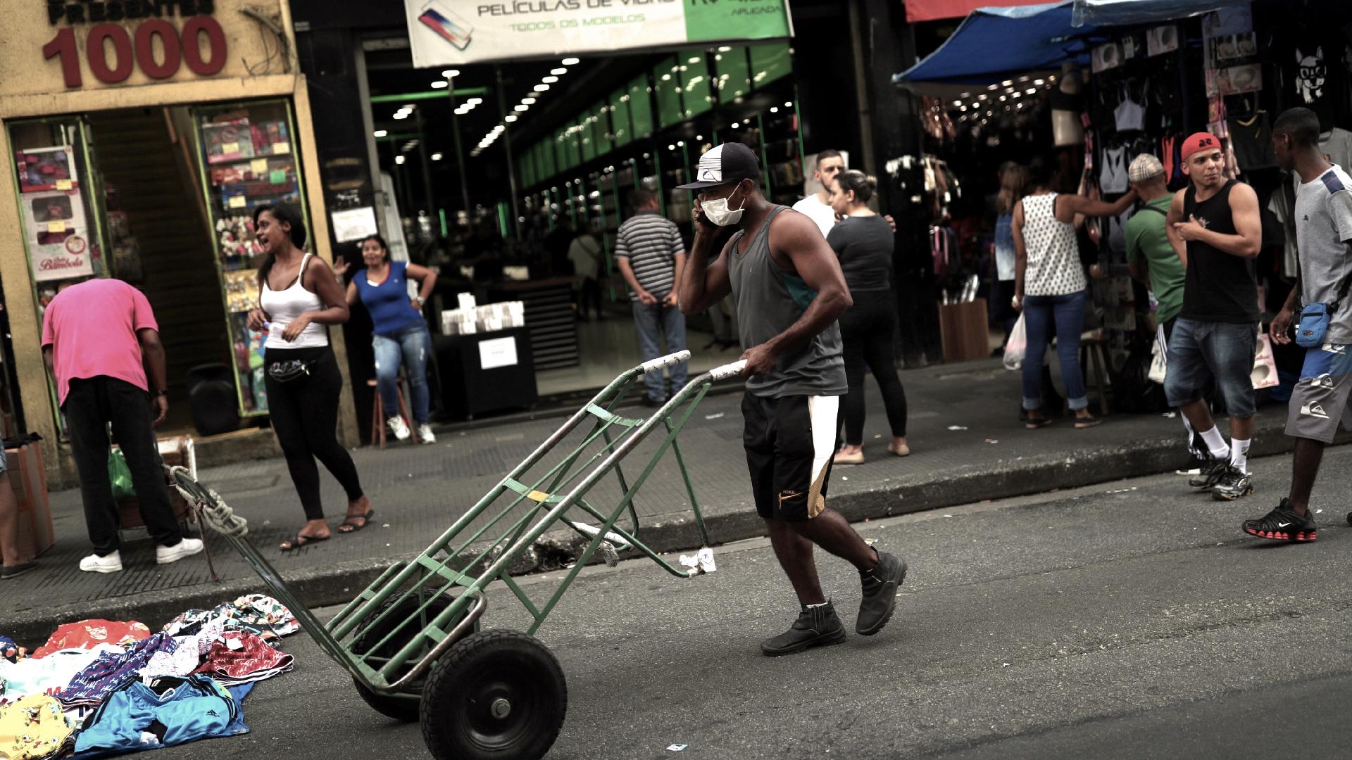 homem-usa-mascara-como-precaucao-contra-coronavirus-no-centro-de-sao-paulo-1584143660595_v2_1920x1080