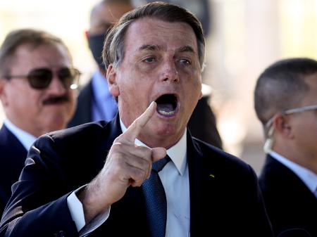 o-presidente-jair-bolsonaro-fala-com-apoiadores-e-jornalistas-do-lado-de-fora-do-palacio-do-planalto-1588713029706_v2_450x337